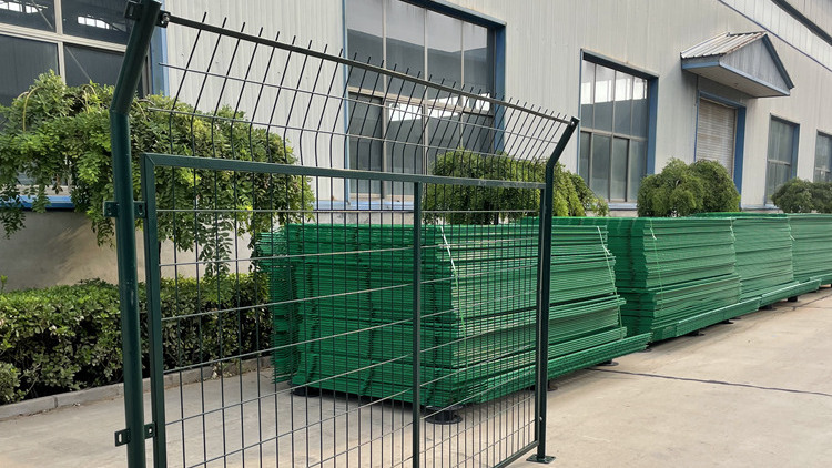 浸塑护栏网定制18631858321