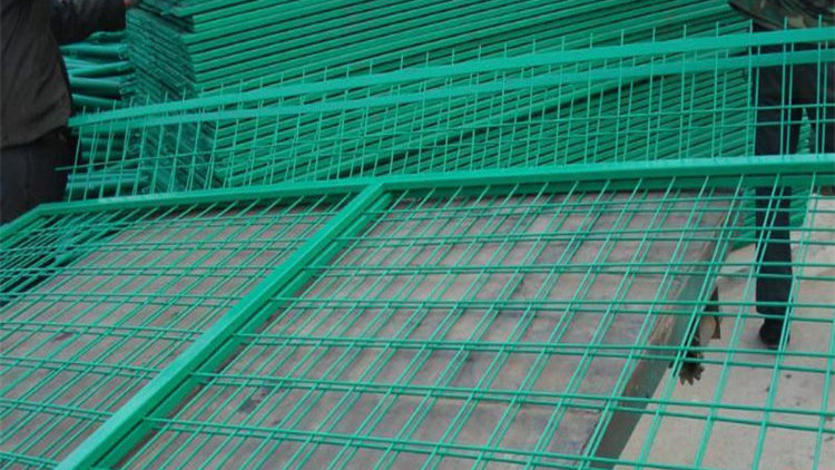 浸塑护栏网18631858321